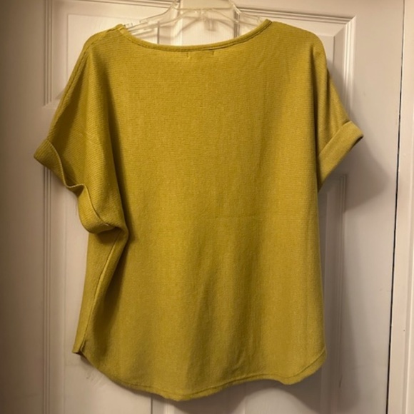 MAX STUDIO Short Sleeve Ribbed Top, Color: PALM, Size Medium, Super Condition! - Picture 2 of 2